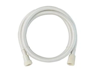 As mangueiras trançadas das torneiras afetam o fluxo de água?