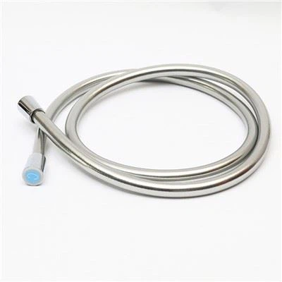 Qual é a embalagem típica de uma mangueira de chuveiro de PVC prateada?