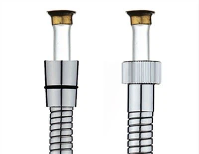 Qual é a propriedade de transferência de calor de uma mangueira de chuveiro de metal?