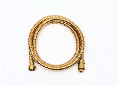 Qual é a eficiência de fluxo de uma mangueira de chuveiro com junta de bambu?